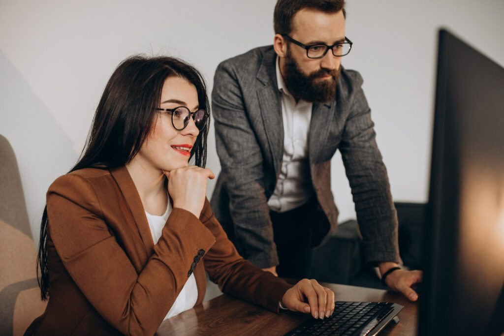 Mann und Frau arbeiten